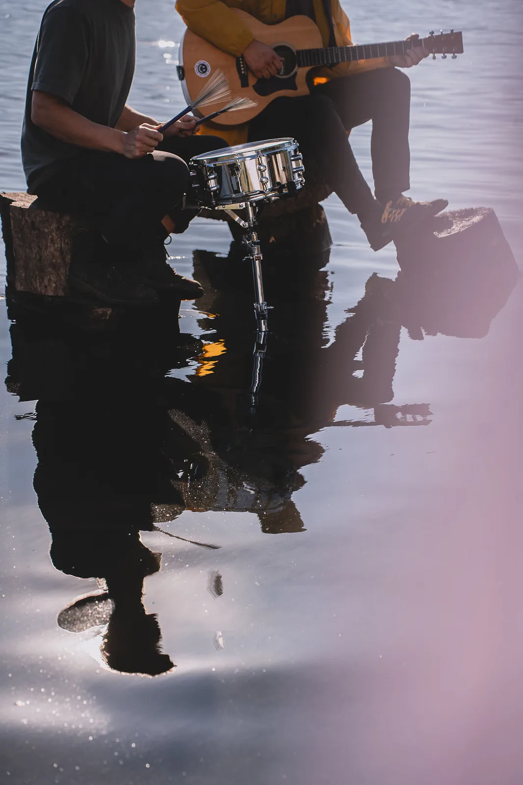 Dúo tocando sobre el agua